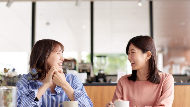 会話する女の人の写真