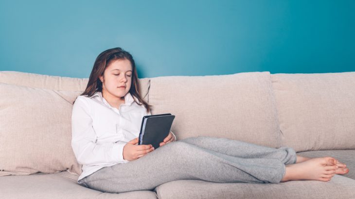 読書する女の人の写真