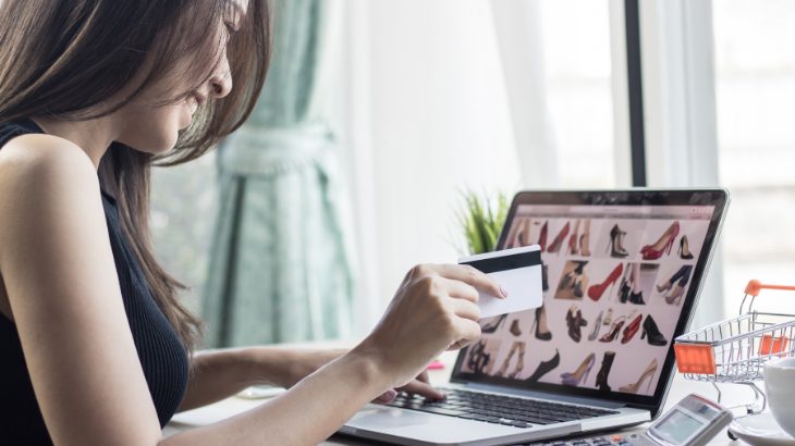 ネットショピングをする女の人の写真