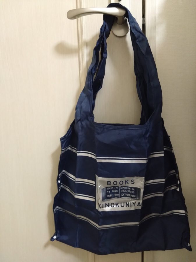 紀伊國屋書店エコバッグドアノブにかけた写真