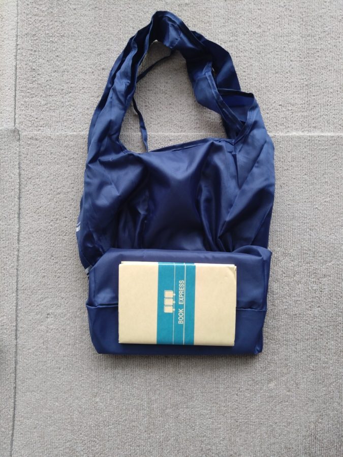 紀伊國屋書店エコバッグ底に単行本を乗せた写真