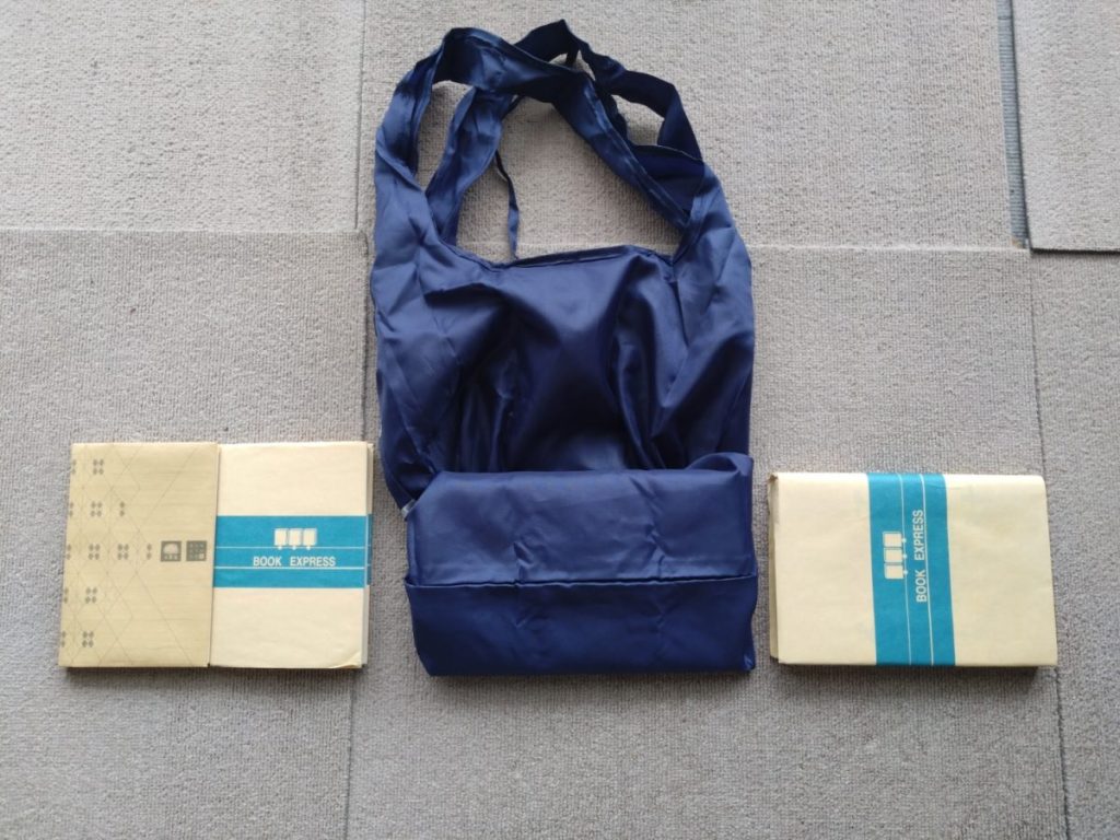 紀伊國屋書店エコバッグ底・単行本・文庫本を並べた写真