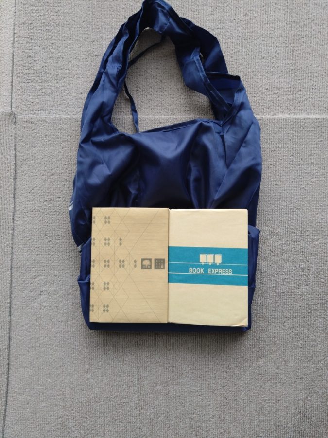 紀伊國屋書店エコバッグ底に文庫本を乗せた写真
