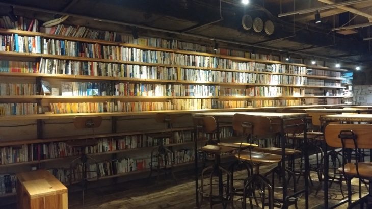 「森の図書室」側面の本棚の写真