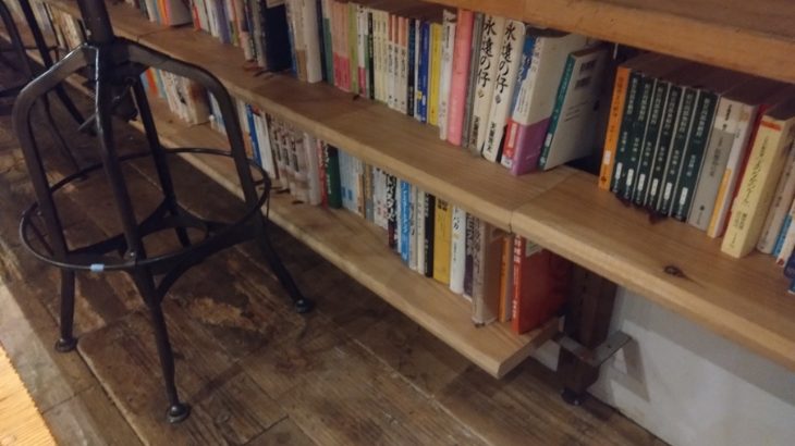 「森の図書室」テーブル席本棚下の写真