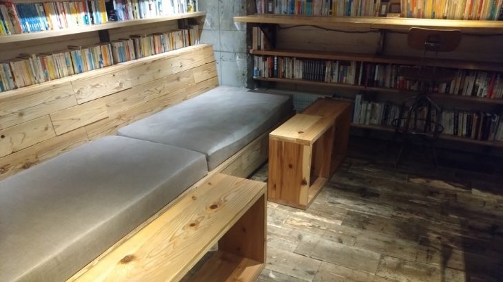 「森の図書室」ソファー席斜めの写真