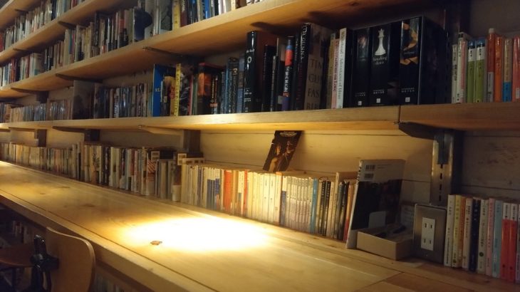 「森の図書室」テーブル席斜めの写真