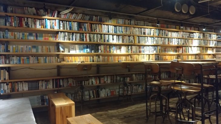 「森の図書室」側面の本棚2の写真