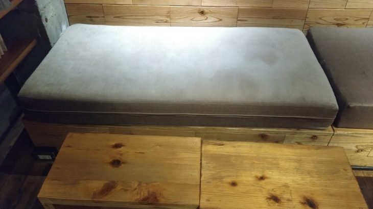 「森の図書室」座ったソファー席の写真