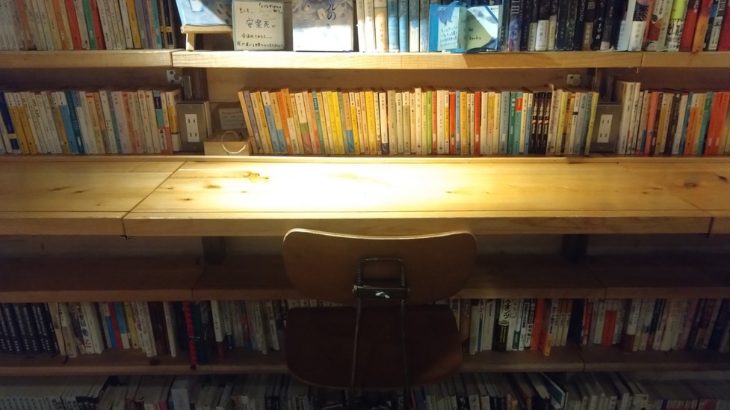 「森の図書室」テーブル席の写真