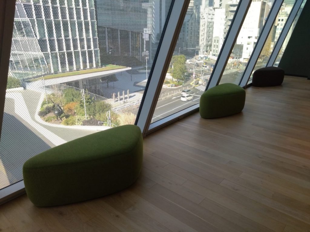 マグマブックス 店内ソファーから見た窓の写真