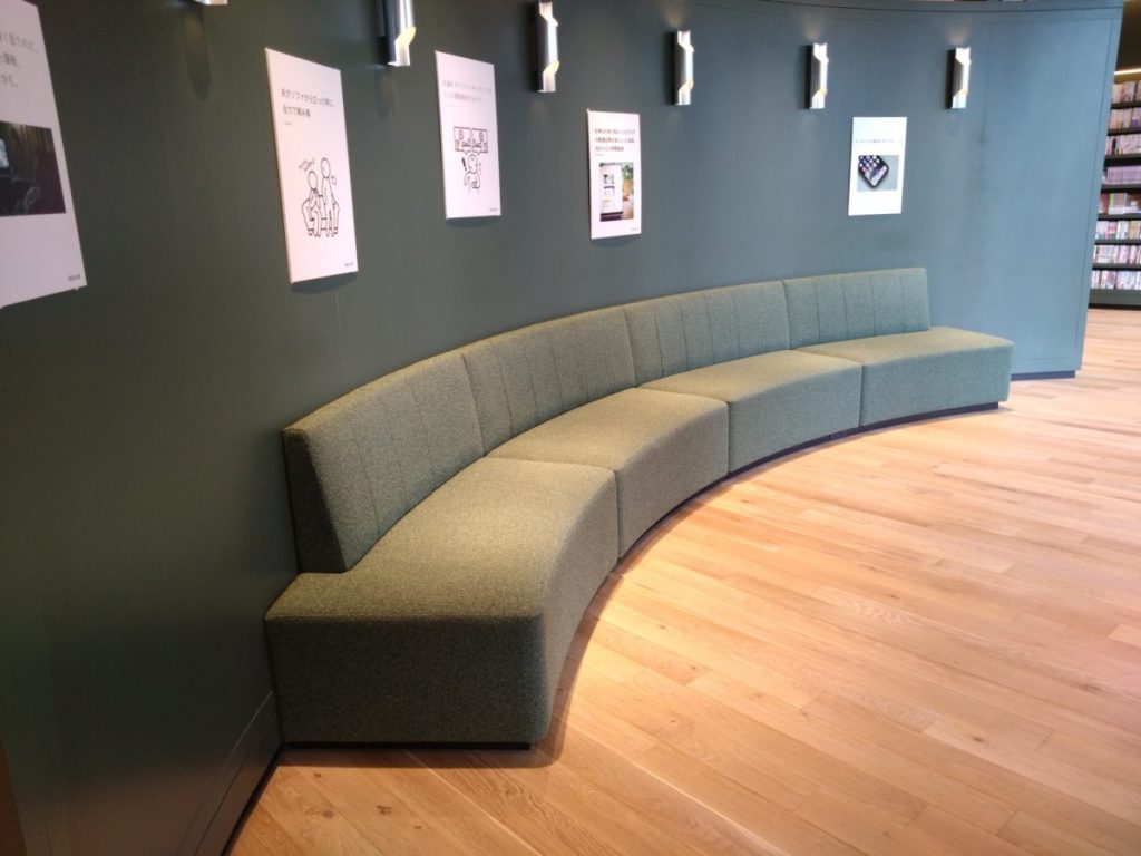 マグマブックス 店内ソファーの写真