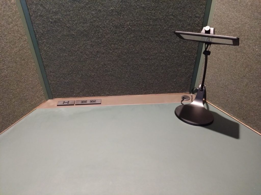 マグマブックス ラウンジ机の写真