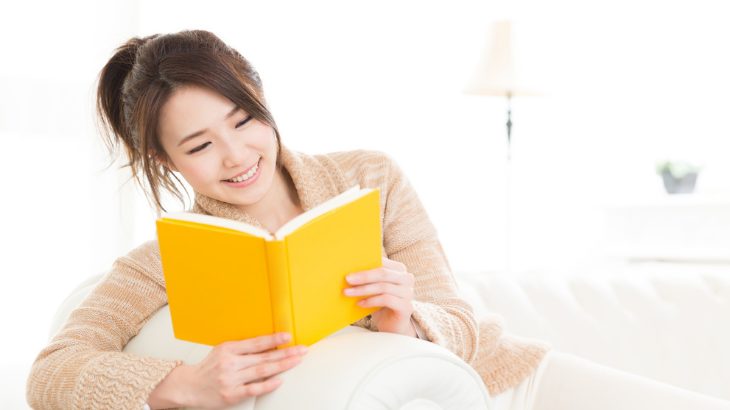 読書する女の人の写真