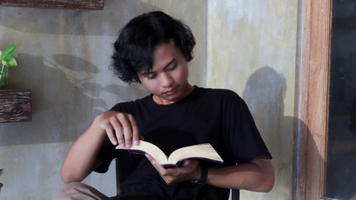 読書する男の人の写真