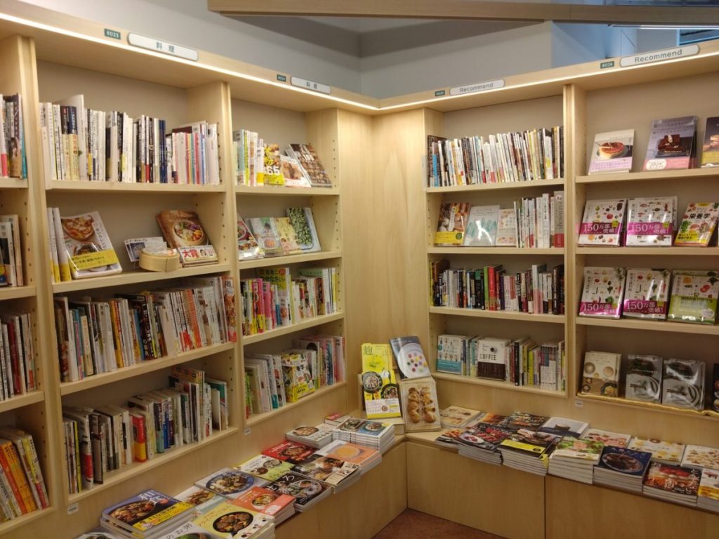 BUNKITSU TOKYOテーマが書かれた本棚の写真