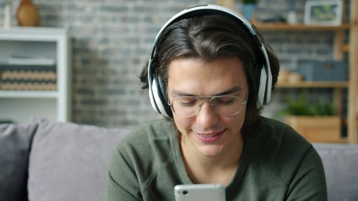 音楽を聴く男の人の写真
